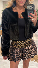 Cargar imagen en el visor de la galería, Cozy fluffy cropped coat