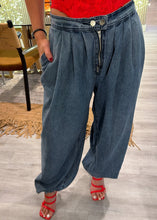 Load image into Gallery viewer, Aladdin jeans 27
