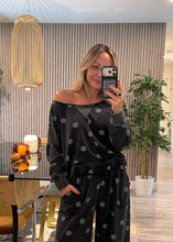 Load image into Gallery viewer, Travel sweatshirt

