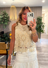 Cargar imagen en el visor de la galería, Elegant crochet top
