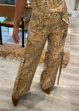 Load image into Gallery viewer, Cargo pants snakeskin
