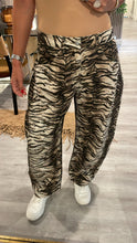 Load image into Gallery viewer, Zebra barrel jeans

