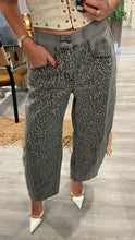 Cargar imagen en el visor de la galería, Grey leopard barrel jeans
