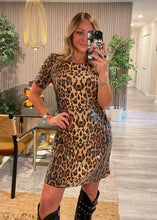 Cargar imagen en el visor de la galería, Loose fit sequins dress
