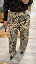 Load image into Gallery viewer, Zebra stretchy jeans
