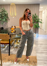 Cargar imagen en el visor de la galería, Grey leopard barrel jeans

