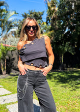 Cargar imagen en el visor de la galería, Trendy asymmetrical top
