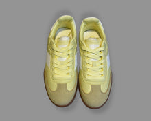 Cargar imagen en el visor de la galería, Butter yellow sneakers
