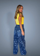 Load image into Gallery viewer, Floral jeans 23
