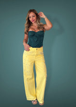 Load image into Gallery viewer, Shiny decor jeans
